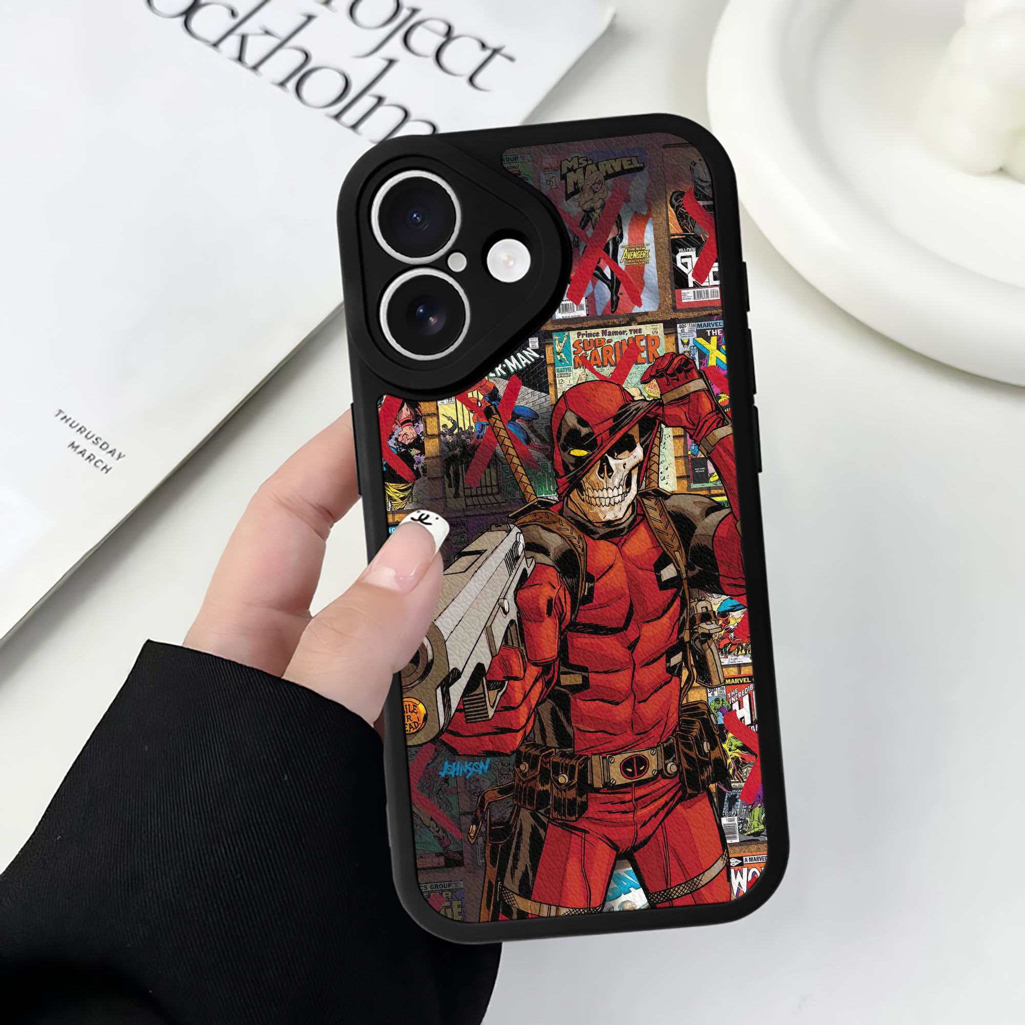 （画像用） Deadpool デッドプール 【iPhone 16シリーズ対応】シリコンスマホケース（レザー調） 材質：シリコン